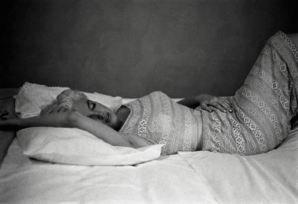 Eve Arnold, US actress Marilyn Monroe resting (Bement, Illinois), 1955